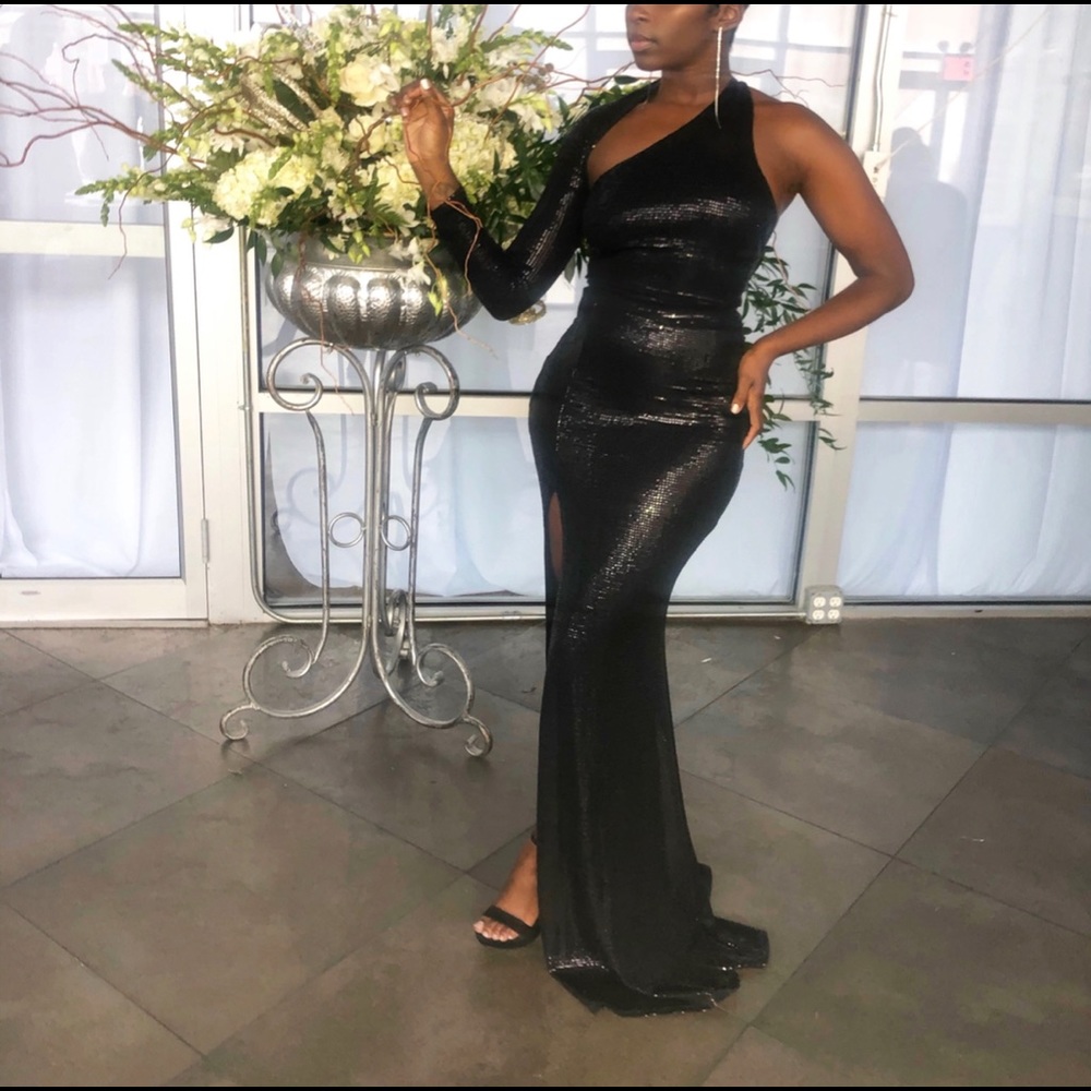 Black One Sleeve Gown